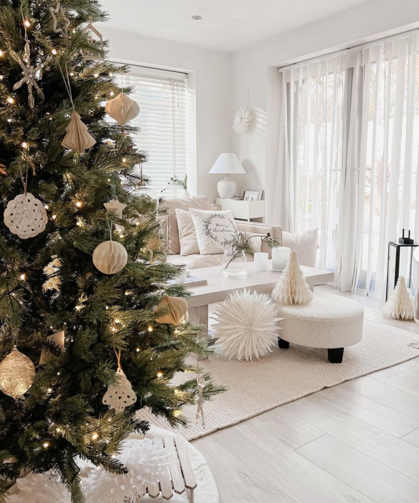 Winter & Christmas Decor – Festive & Elegant